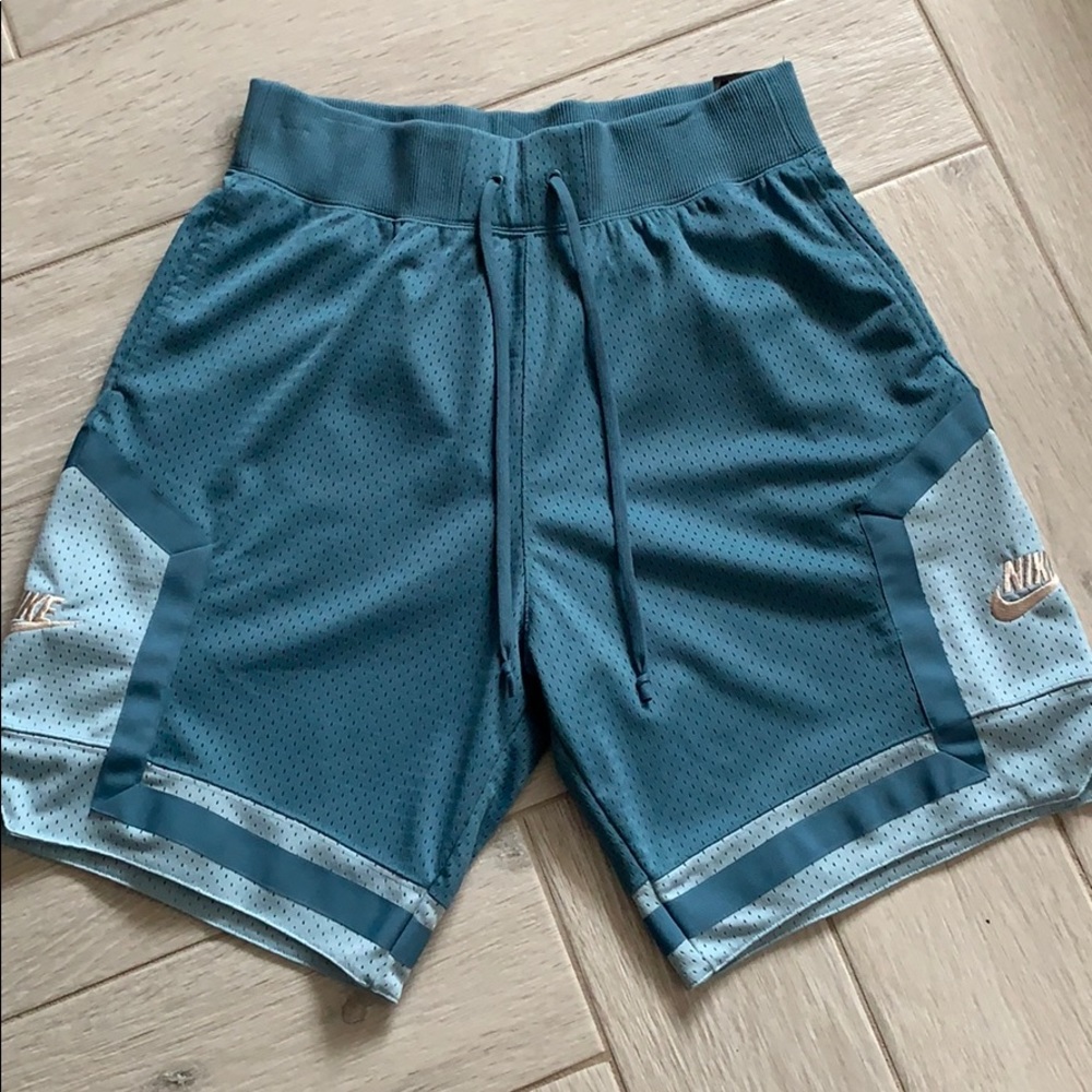 Awesome Nike loose fit at knee length shorts!